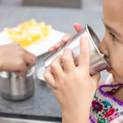 Drinkbeker Klean Kanteen Brushed Stainless 295 Ml (4-Delig) -Campingwinkel KSSC10 RT Girl Snack 10oz cup lifestyle 1024x