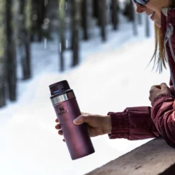 Thermosbeker Stanley The Trigger Action Travel Mug Wine 0,35L -Campingwinkel Stanley20 20The20Trigger Action20Travel20Mug20 20Lifestyle20Images20 209